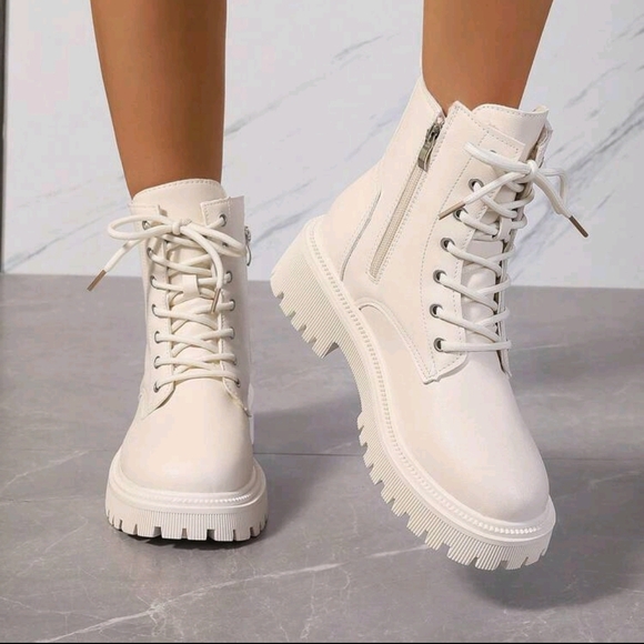 NWT Women's White Lace-Up Ankle Boots Size 9.5/42 - Picture 3 of 4